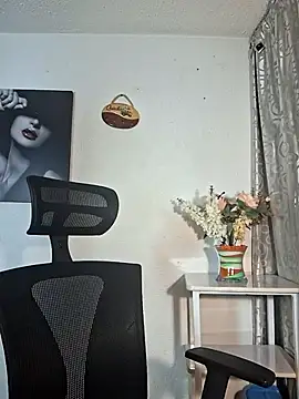 Snapshot of Lina_444 chatting on 12/15/25, 12:16 Lina 444 online show from 12/15/25, 12:16