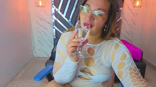 Snapshot of MaylinRosse_ chatting on 06/18/26, 06:46 MaylinRosse online show from 06/18/26, 06:46