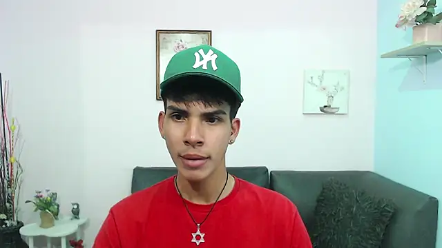 Snapshot of David_925_ chatting on 10/19/25, 04:48 David 925 online show from 10/19/25, 04:48