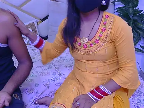 Snapshot of Lovelyy-couple chatting on 10/15/25, 04:55 Lovelyy-couple online show from 10/15/25, 04:55
