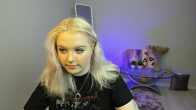 Snapshot of RoseThomas_ chatting on 09/24/25, 03:29 RoseThomas online show from 09/24/25, 03:29