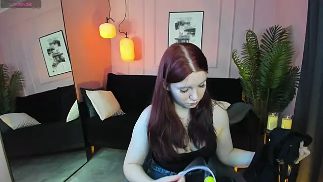 Layla Glam online show from 10/19/25, 01:36