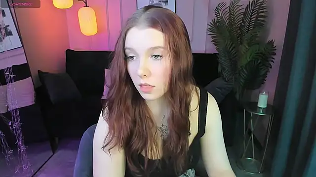 Layla Glam online show from 04/08/26, 01:45