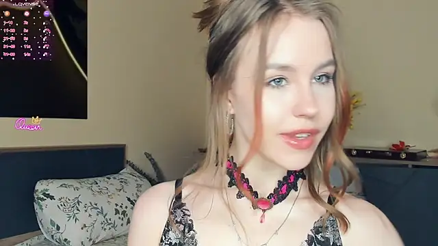 Snapshot of MaliaBourraine chatting on 04/17/26, 12:30 MaliaBourraine online show from 04/17/26, 12:30