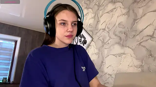 Elira Breeze online show from 03/31/26, 02:30