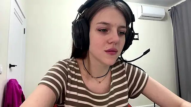 Snapshot of Elira_Breeze chatting on 01/18/26, 07:17 Elira Breeze online show from 01/18/26, 07:17