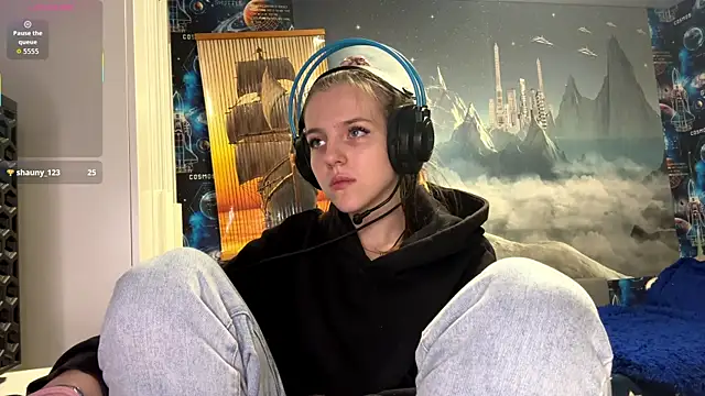 Elira Breeze online show from 12/18/25, 03:49