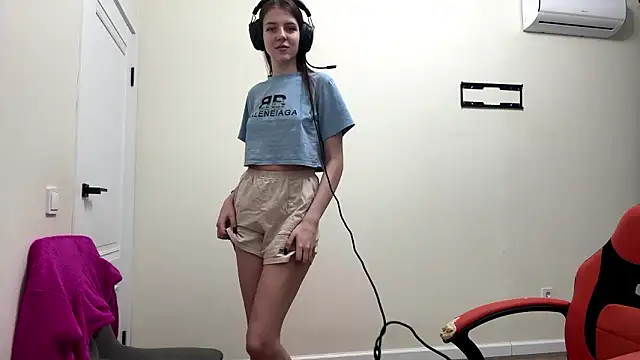 Snapshot of Elira_Breeze chatting on 02/02/26, 12:37 Elira Breeze online show from 02/02/26, 12:37