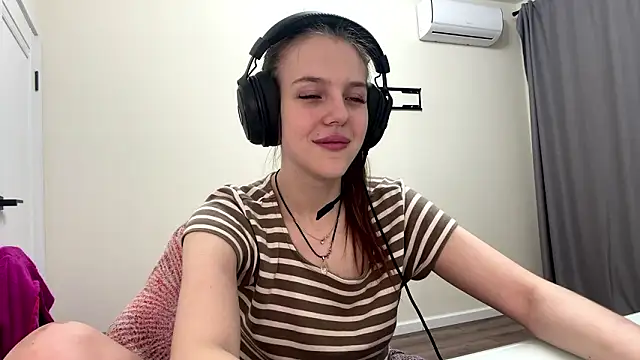 Snapshot of Elira_Breeze chatting on 01/16/26, 03:05 Elira Breeze online show from 01/16/26, 03:05