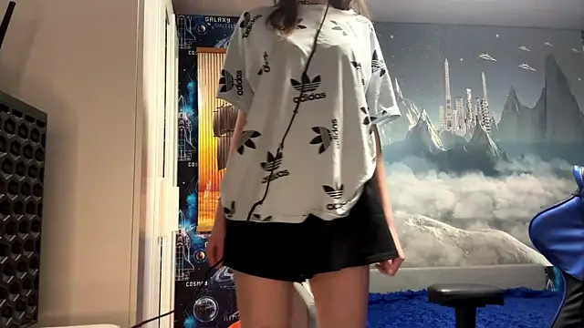 Elira Breeze online show from 04/18/26, 03:25