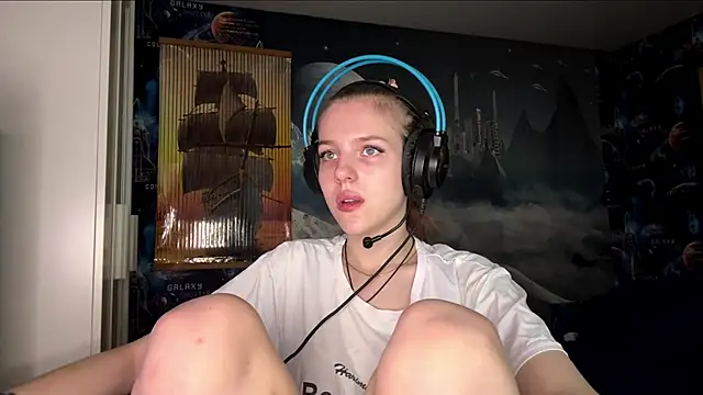 Elira Breeze online show from 11/12/25, 12:31