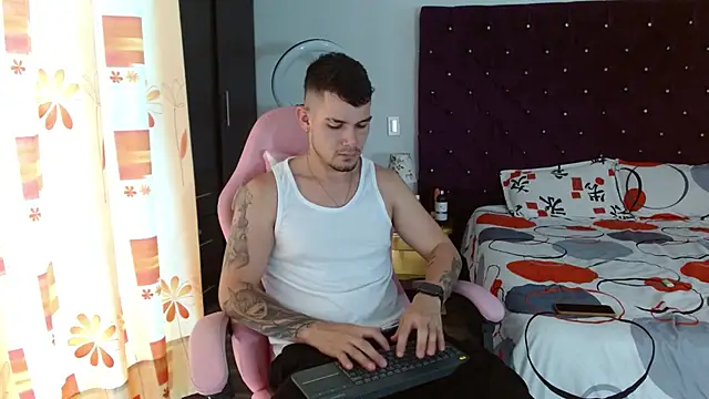 BooyHott  online show from 10/31/25, 06:48