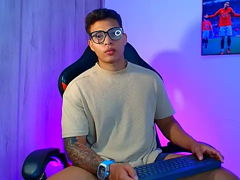 Snapshot of evan_greey chatting on 10/10/25, 03:07 evan greey online show from 10/10/25, 03:07