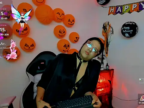 Mia Lujan online show from 10/28/25, 12:11