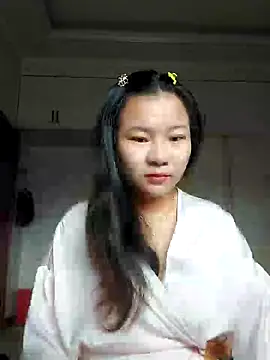 Snapshot of emiu_xinh03 chatting on 09/24/25, 04:30 emiu xinh03 online show from 09/24/25, 04:30