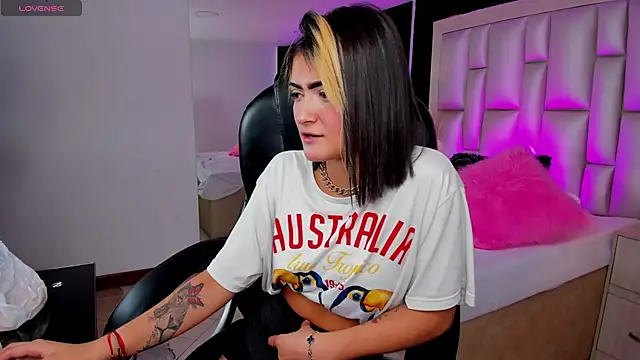 LuisaJonnes  online show from 11/12/25, 05:39