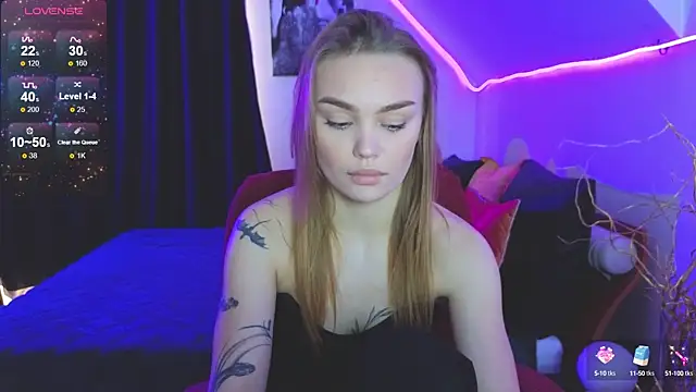 Snapshot of KitsyMoore chatting on 10/11/25, 01:12 KitsyMoore online show from 10/11/25, 01:12