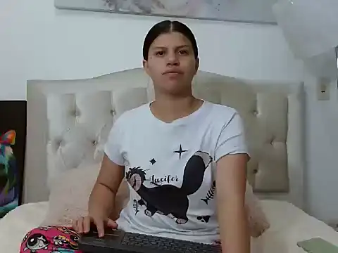 Snapshot of Arianaskyblue chatting on 09/28/25, 06:42 Arianaskyblue online show from 09/28/25, 06:42