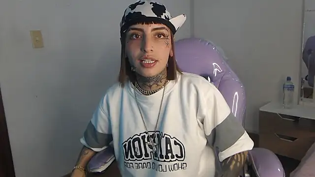 Gyal 8  online show from 11/06/25, 03:21