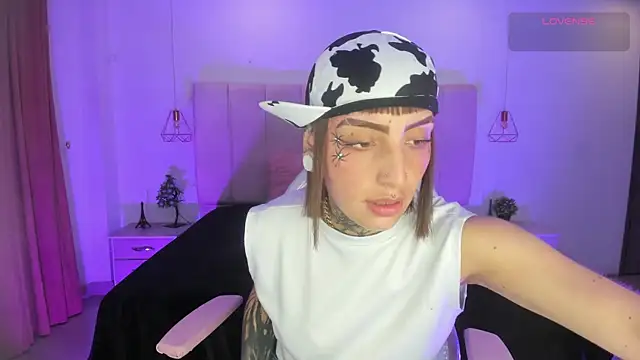 Gyal 8  online show from 12/05/25, 03:27