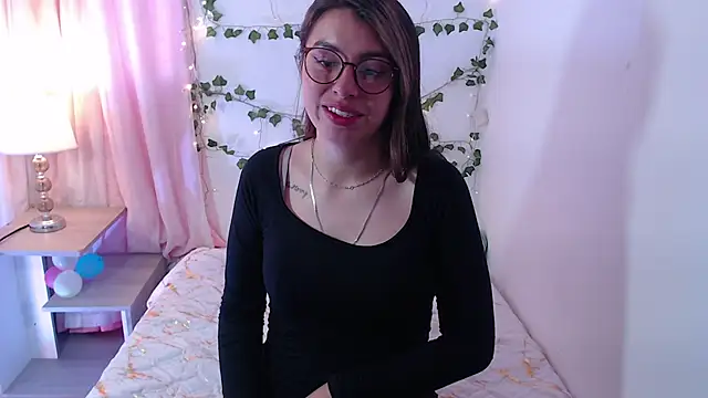 Snapshot of kamillew chatting on 09/21/25, 12:10 kamillew online show from 09/21/25, 12:10