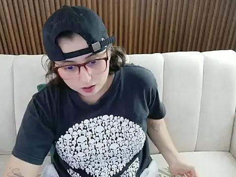 Snapshot of dirty_feelena chatting on 02/05/26, 04:03 dirty feelena online show from 02/05/26, 04:03