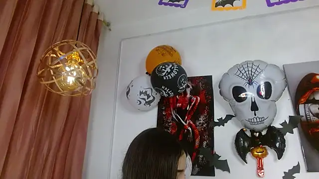 Snapshot of ladymooncs chatting on 10/18/25, 04:14 ladymooncs online show from 10/18/25, 04:14