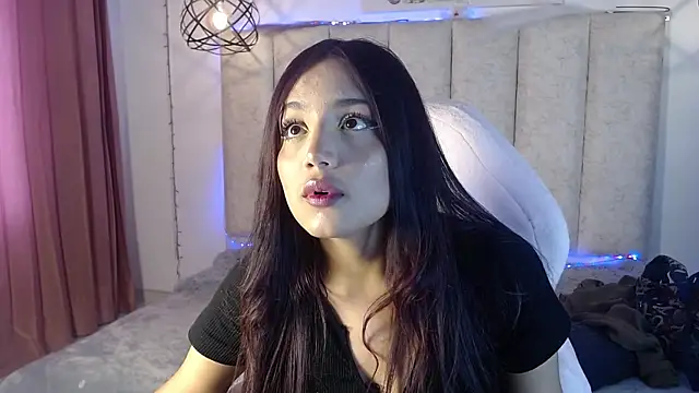 Snapshot of ladymooncs chatting on 06/12/26, 05:32 ladymooncs online show from 06/12/26, 05:32