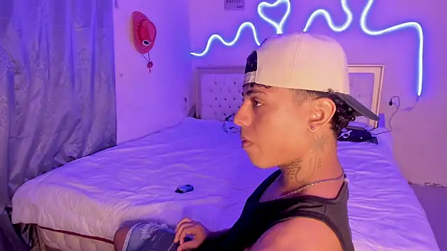 Snapshot of Glader31 chatting on 10/14/25, 08:20 Glader31 online show from 10/14/25, 08:20