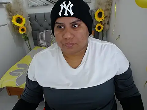 hotlesby valery online show from 10/17/25, 07:04