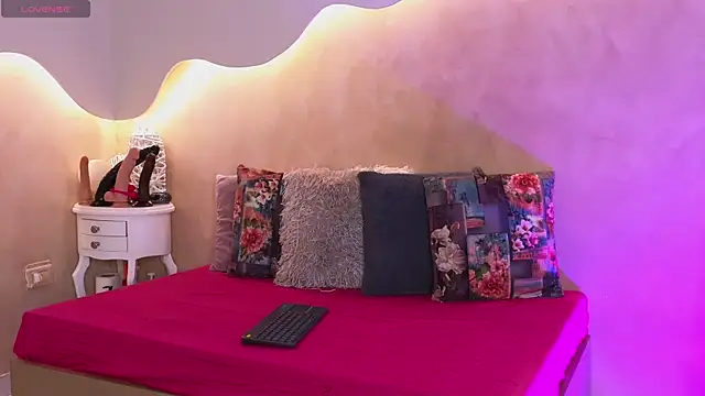 SaraGuzmann online show from 10/06/25, 07:25