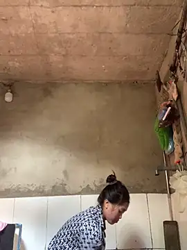 Snapshot of Halyy_xx chatting on 10/29/25, 01:04 Halyy xx online show from 10/29/25, 01:04