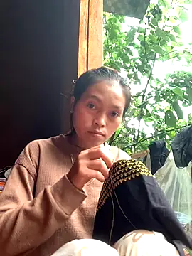 Snapshot of Halyy_xx chatting on 09/27/25, 02:28 Halyy xx online show from 09/27/25, 02:28