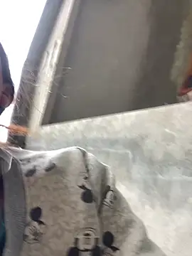 Snapshot of Halyy_xx chatting on 11/19/25, 12:43 Halyy xx online show from 11/19/25, 12:43