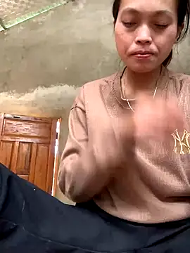 Snapshot of Halyy_xx chatting on 10/28/25, 05:18 Halyy xx online show from 10/28/25, 05:18