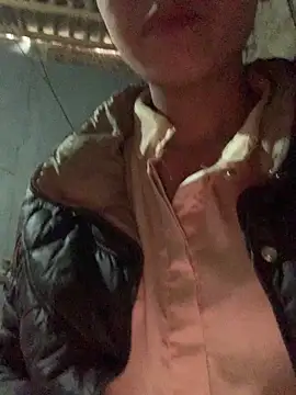 Snapshot of Halyy_xx chatting on 12/14/25, 05:35 Halyy xx online show from 12/14/25, 05:35