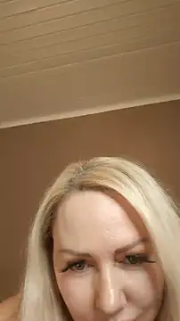 Snapshot of MarinaMargo chatting on 11/18/25, 12:04 MarinaMargo online show from 11/18/25, 12:04