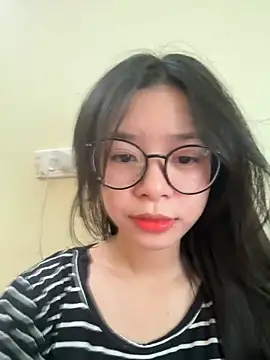 Snapshot of mau15_ chatting on 10/18/25, 03:30 mau15 online show from 10/18/25, 03:30