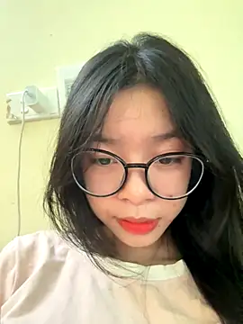 Snapshot of mau15_ chatting on 10/11/25, 02:12 mau15 online show from 10/11/25, 02:12