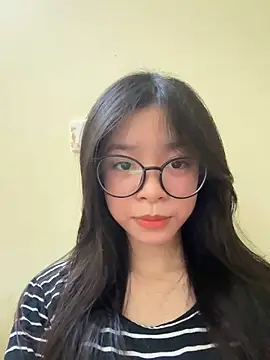 Snapshot of mau15_ chatting on 10/17/25, 10:18 mau15 online show from 10/17/25, 10:18
