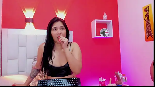 Snapshot of TwoForyouX chatting on 10/26/25, 11:43 TwoForyouX online show from 10/26/25, 11:43