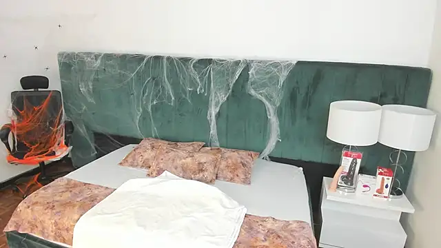 VanessaParis   online show from 10/18/25, 08:44