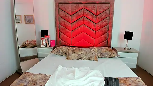 VanessaParis   online show from 11/28/25, 09:04