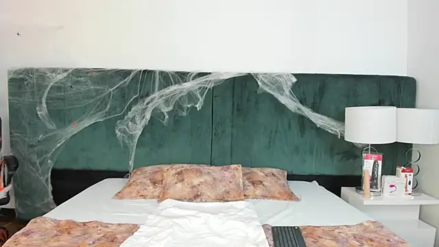 VanessaParis   online show from 10/19/25, 09:28