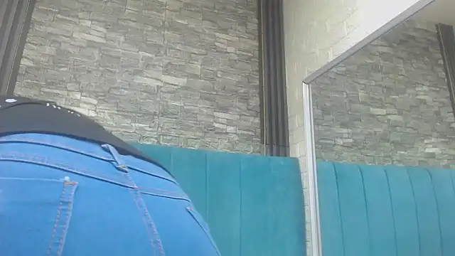 Snapshot of Lil_Rose2006 chatting on 12/04/25, 01:10 Lil Rose2006 online show from 12/04/25, 01:10