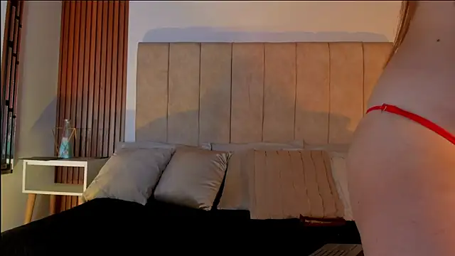Snapshot of Lauraa_saenz11 chatting on 10/17/25, 08:10 Lauraa saenz11 online show from 10/17/25, 08:10