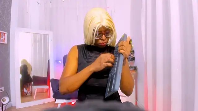 LolaJenkinss online show from 12/19/25, 12:51