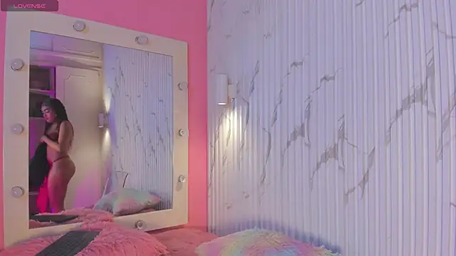 Snapshot of Missdionne_curly chatting on 11/06/25, 09:57 Missdionne curly online show from 11/06/25, 09:57