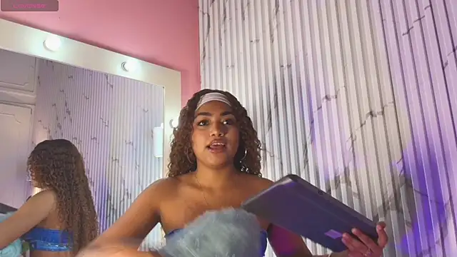 Snapshot of Missdionne_curly chatting on 09/29/25, 11:27 Missdionne curly online show from 09/29/25, 11:27