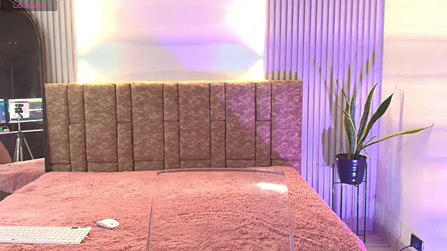 Snapshot of Missdionne_curly chatting on 12/16/25, 02:32 Missdionne curly online show from 12/16/25, 02:32